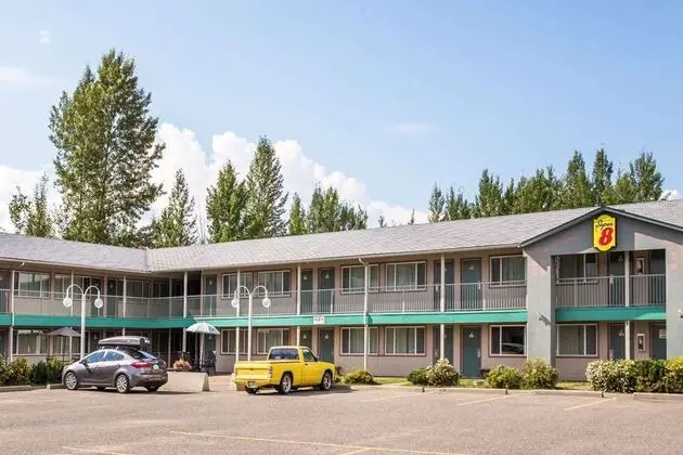 Super 8 by Wyndham Quesnel