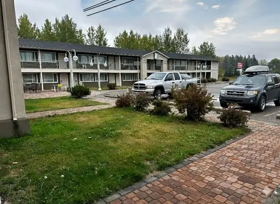 Super 8 by Wyndham Quesnel - Dış Mekan