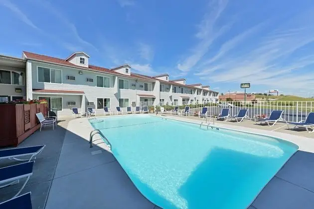 Super 8 by Wyndham Rapid City - Havuz