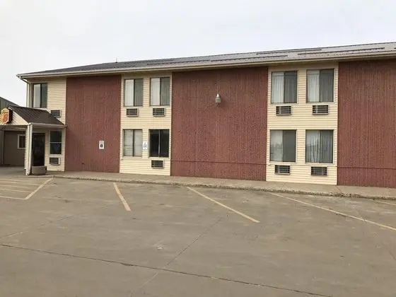 Super 8 by Wyndham Redfield - 1