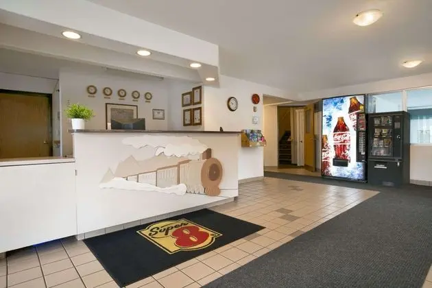 Super 8 by Wyndham Revelstoke - Lobi