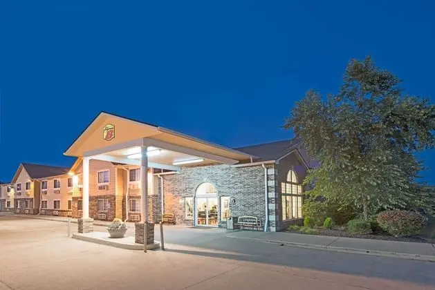 Super 8 by Wyndham Richmond - 1