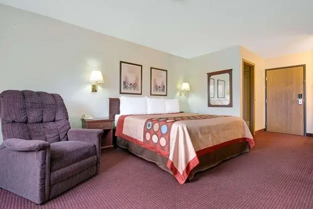 Super 8 by Wyndham Riverside/Kansas City