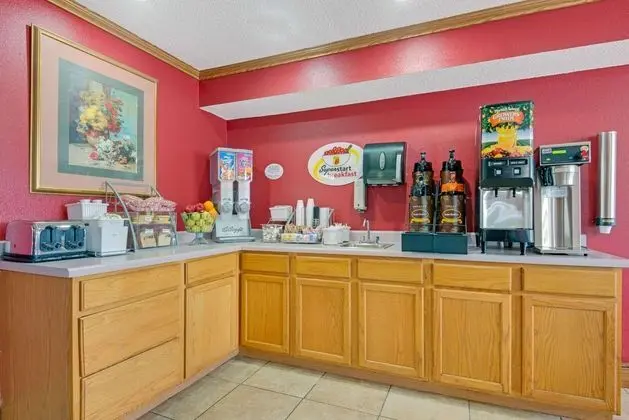 Super 8 by Wyndham Riverside/Kansas City - Genel
