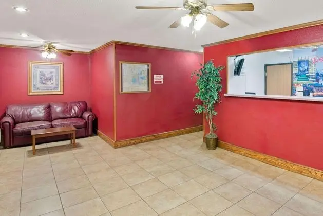 Super 8 by Wyndham Riverside/Kansas City - Lobi