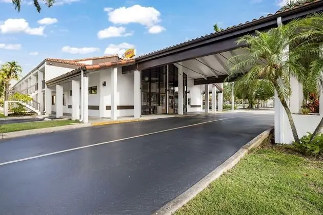 Super 8 by Wyndham Riviera Beach West Palm Beach - Dış Mekan