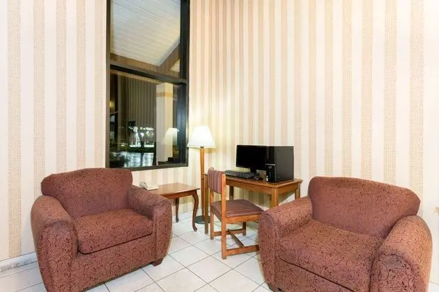 Super 8 by Wyndham Riviera Beach West Palm Beach - Lobi