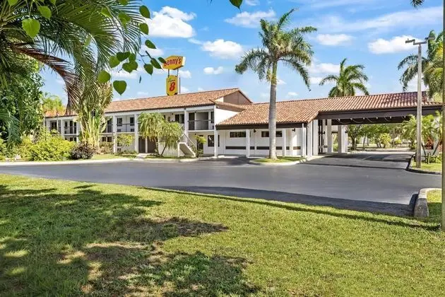 Super 8 by Wyndham Riviera Beach West Palm Beach - Öne Çıkan Resim