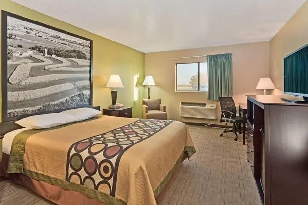 Super 8 by Wyndham Rochelle