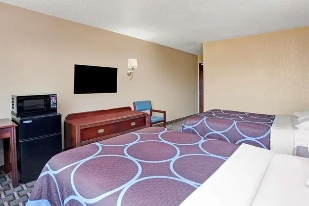 Super 8 by Wyndham Roseville/Detroit Area