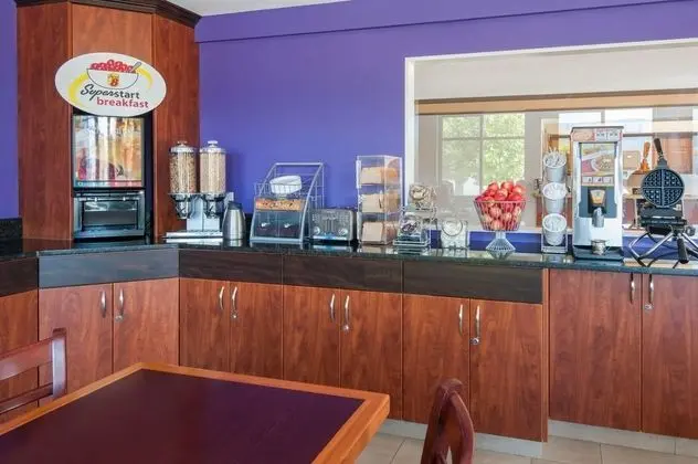 Super 8 by Wyndham Salmon Arm - Genel