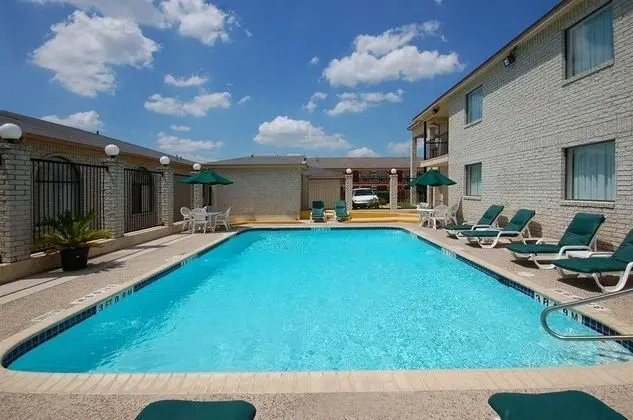Super 8 by Wyndham San Antonio at I-10