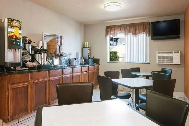 Super 8 by Wyndham San Antonio/I-35 North