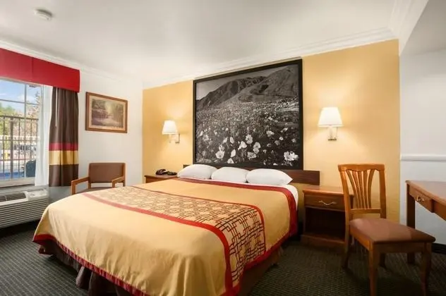 Super 8 by Wyndham Santa Clarita/Valencia