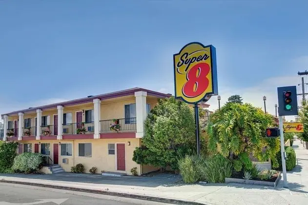 Super 8 by Wyndham Santa Cruz/Beach Boardwalk East - Dış Mekan