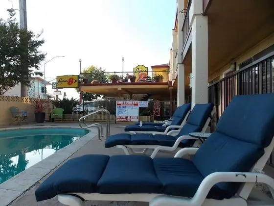 Super 8 by Wyndham Santa Cruz/Beach Boardwalk East - Havuz