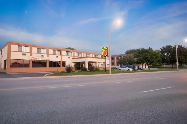 Super 8 by Wyndham Sarnia