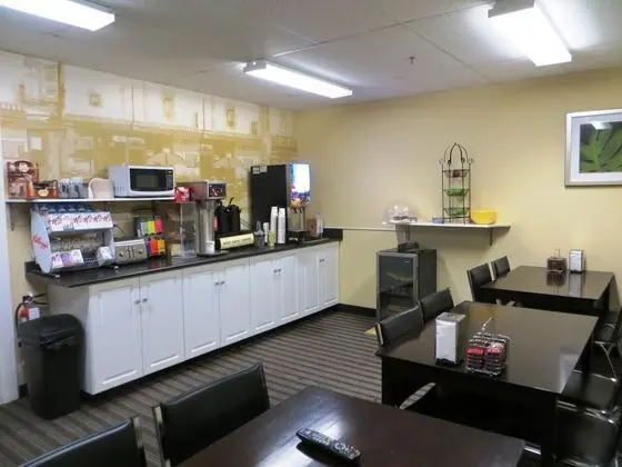 Super 8 by Wyndham Saskatoon Near Downtown - Yerinde Yemek