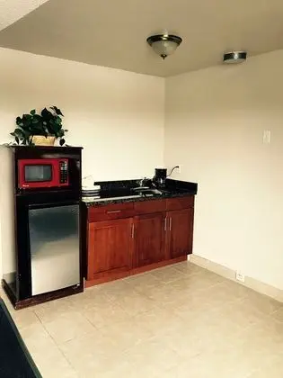 Super 8 by Wyndham SeaTac Airport - Mutfak