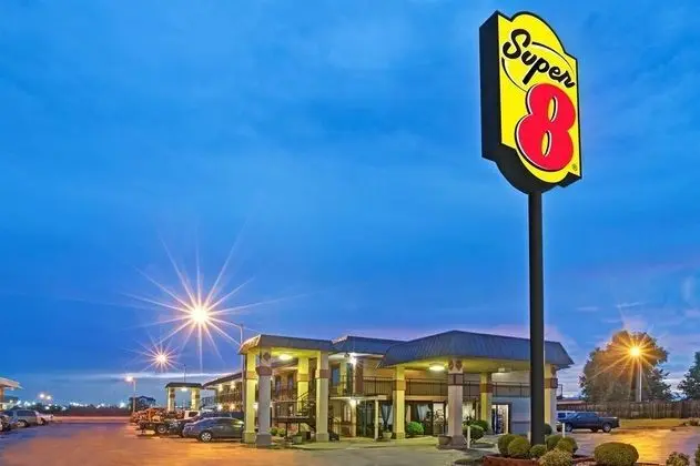 Super 8 by Wyndham Shawnee