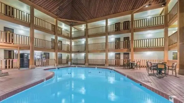 Super 8 by Wyndham Spearfish - Havuz