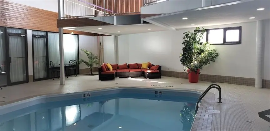 Super 8 by Wyndham Spruce Grove - Havuz