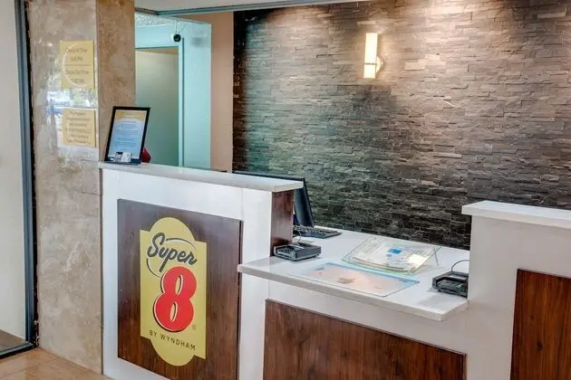 Super 8 by Wyndham St. Petersburg - Lobi