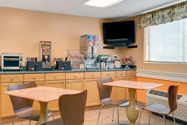 Super 8 by Wyndham Stamford/New York City Area
