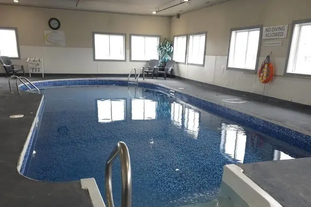 Super 8 by Wyndham Swift Current - Havuz