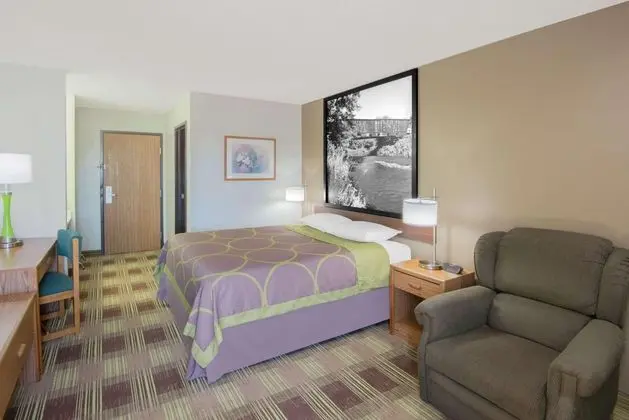 Super 8 by Wyndham Toledo