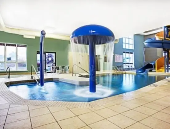 Super 8 by Wyndham Trois-Rivieres - Havuz
