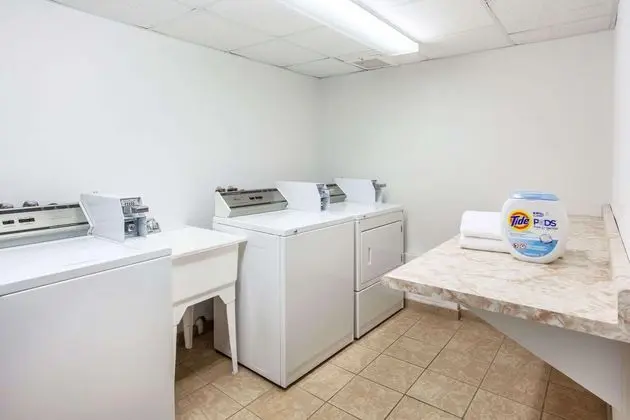Super 8 by Wyndham Truro - Genel