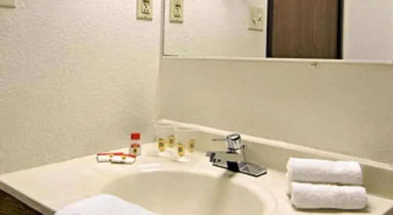 Super 8 by Wyndham Twinsburg/Cleveland Area
