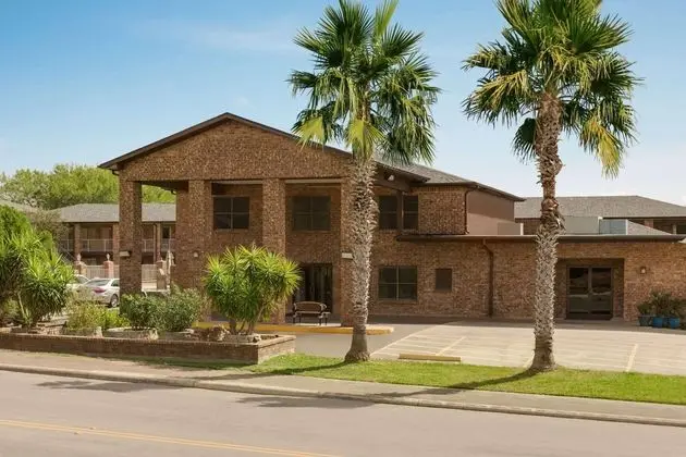 Super 8 by Wyndham Universal City - 1