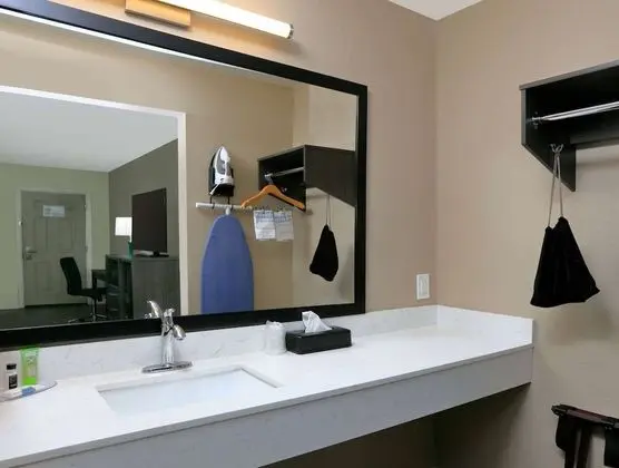 Super 8 by Wyndham Victoria / South / Hwy 59 - Banyo Tipleri