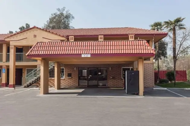 Super 8 by Wyndham Visalia - Dış Mekan