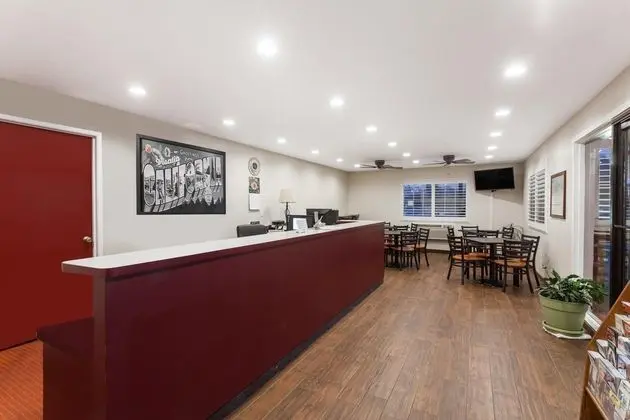Super 8 by Wyndham Visalia - Lobi