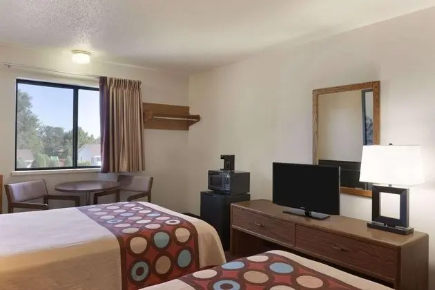 Super 8 by Wyndham Wall