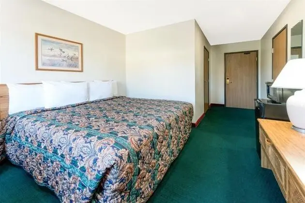 Super 8 by Wyndham Warrenton