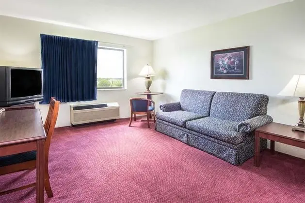 Super 8 by Wyndham Waterloo