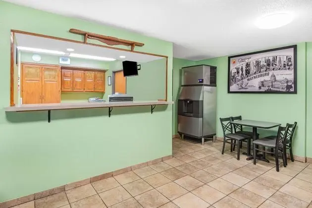 Super 8 by Wyndham Waynesburg - Lobi