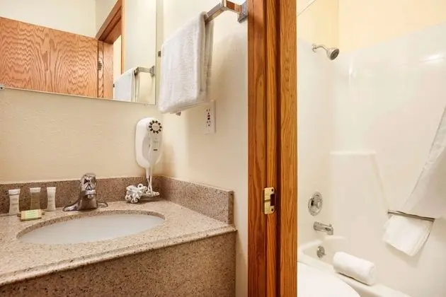 Super 8 by Wyndham West Fargo Main Ave ND - Banyo Tipleri