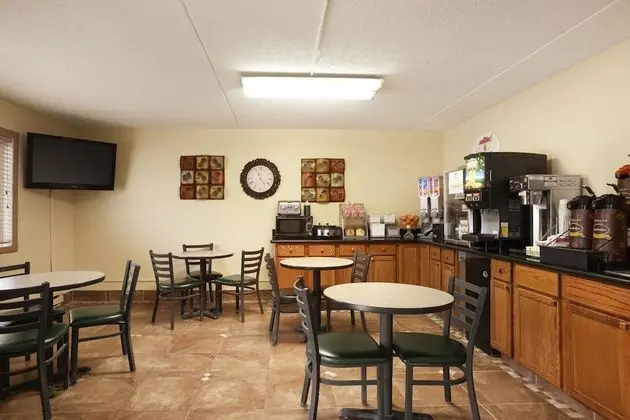 Super 8 by Wyndham West Fargo Main Ave ND - Yerinde Yemek