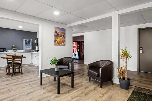 Super 8 by Wyndham West Haven - Lobi