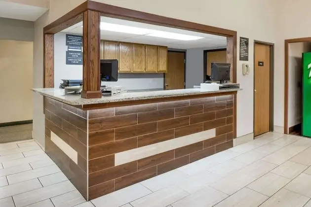 Super 8 by Wyndham West Plains - Lobi