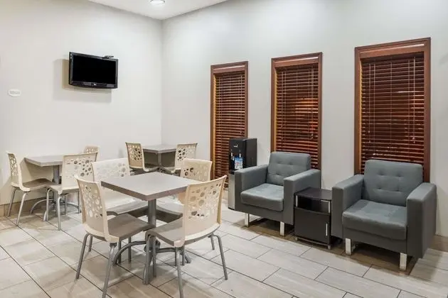 Super 8 by Wyndham West Plains - Yerinde Yemek