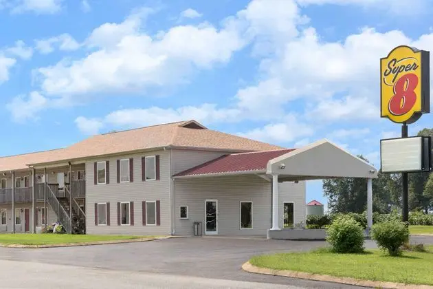 Super 8 by Wyndham Whiteville - 1