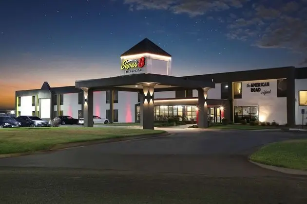 Super 8 by Wyndham Wichita South - Dış Mekan