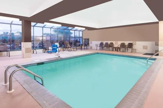 Super 8 by Wyndham Wichita South - Havuz