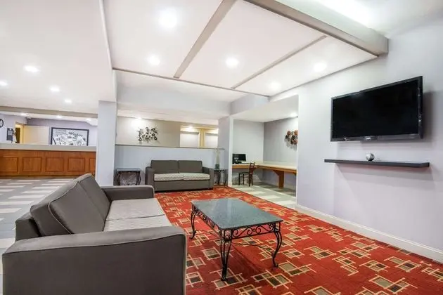 Super 8 by Wyndham Wichita South - Lobi